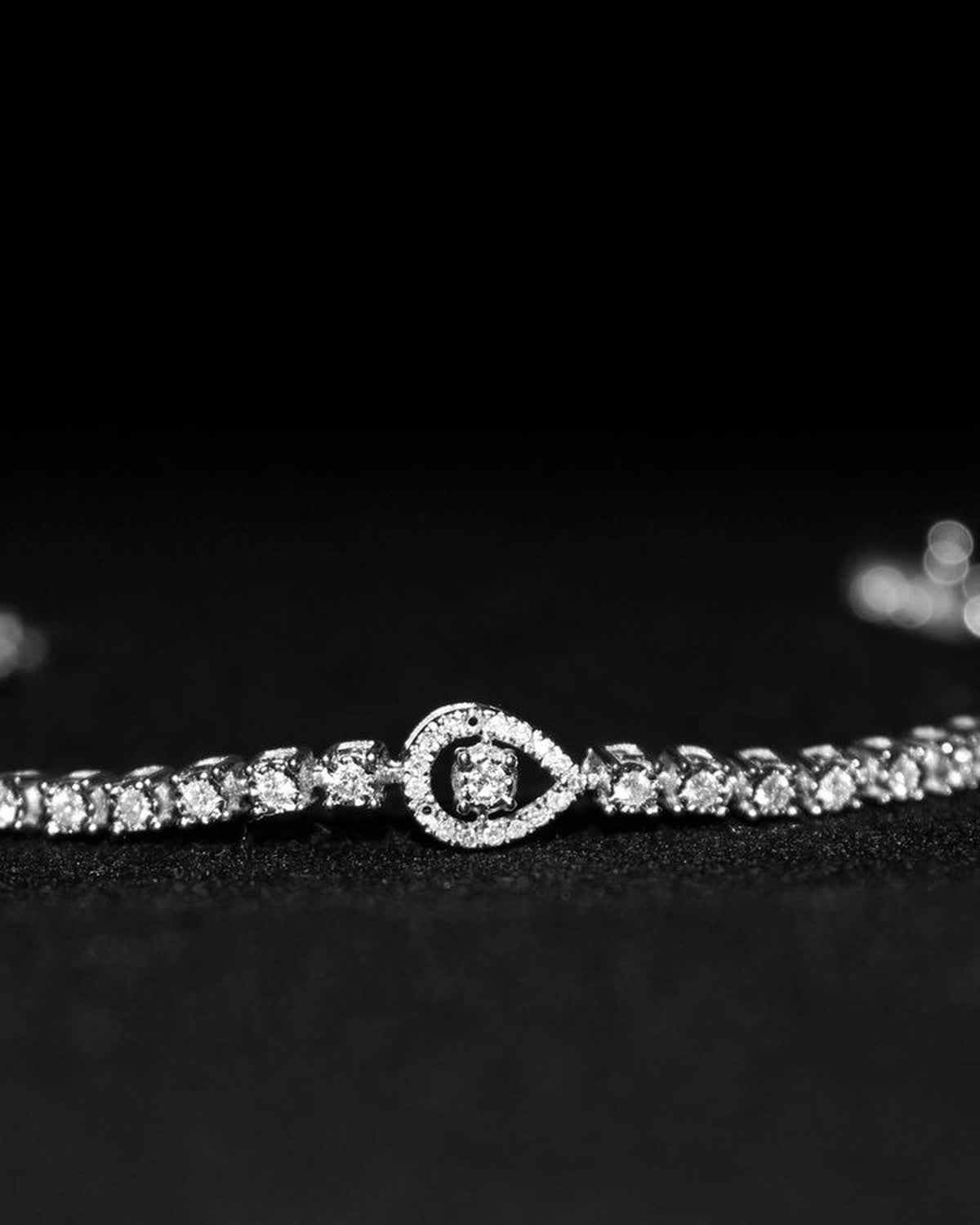 Bracelete rígido em ouro branco cravejado